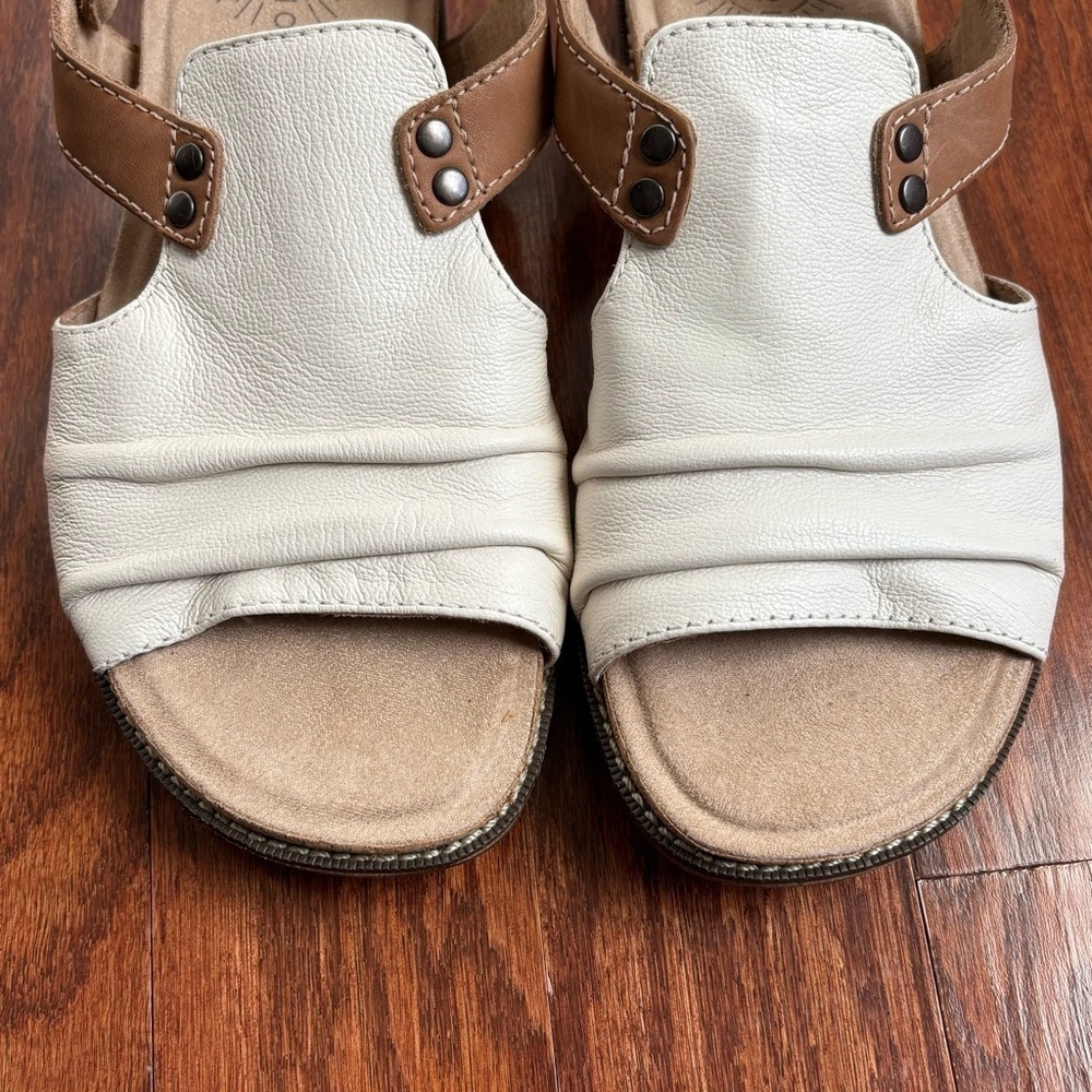 Brioso Asante Off-White and Brown Leather Sandals, Size 7 - Picture 2 of 9
